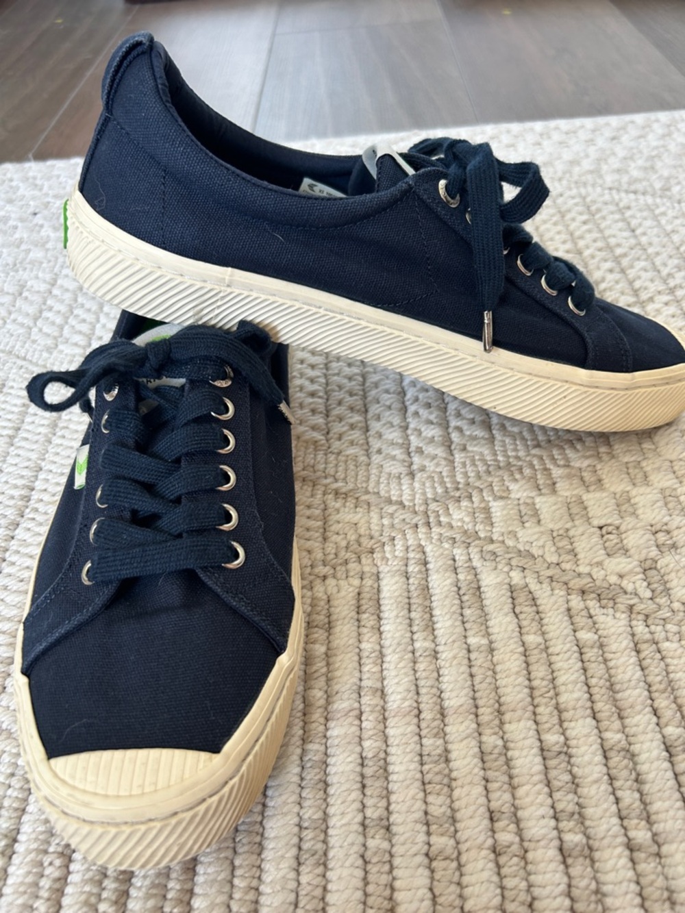 Cariuma Navy Canvas Low-Top Sneakers with Cream Soles - Picture 2 of 8